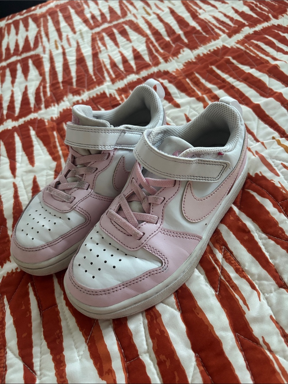 Nike Kids White and Light Pink Hook-and-Loop Sneakerssize 13 pull on preowned